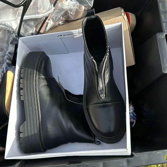 Used boots - Picture 2 of 3